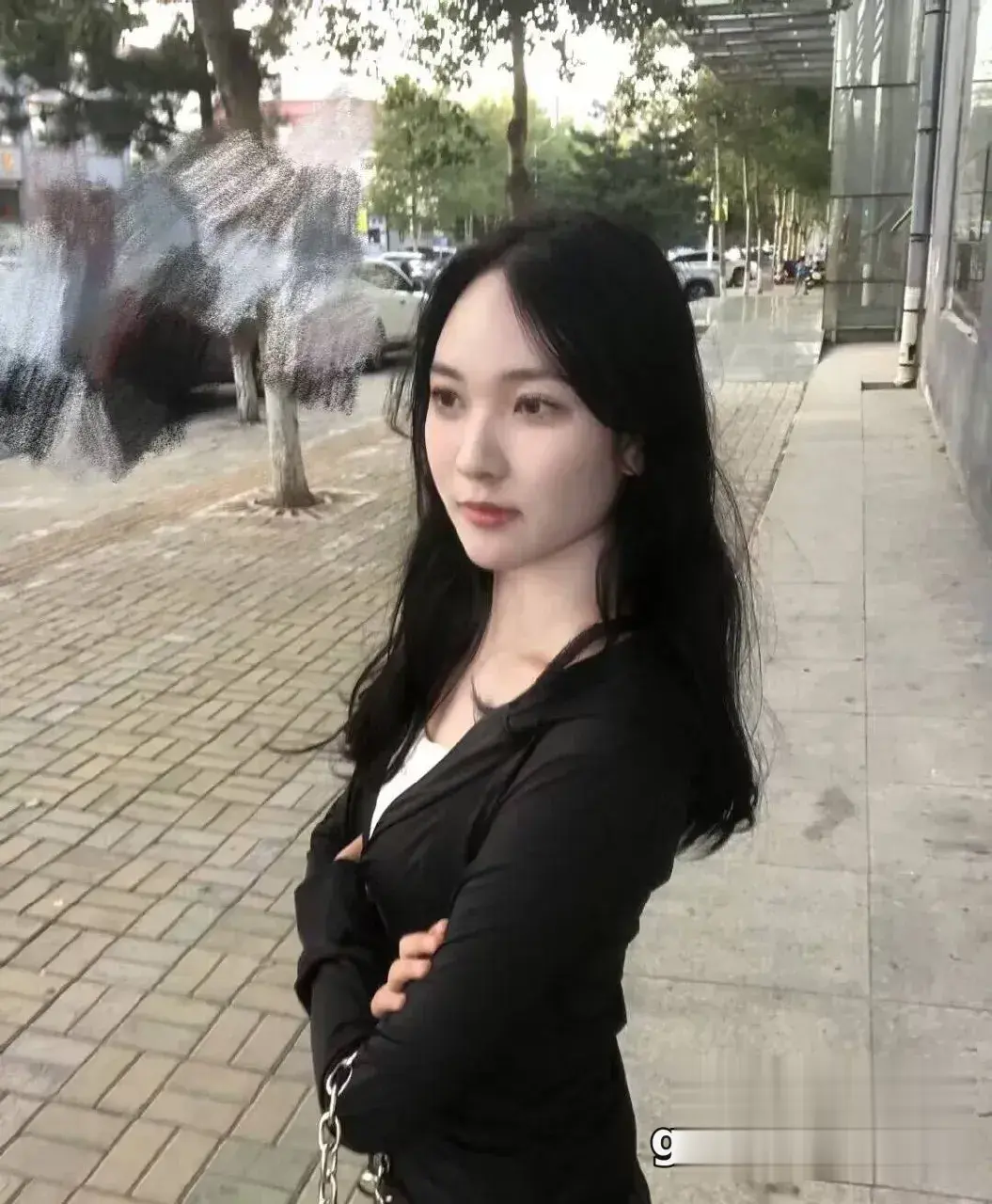 黑衣都市美女街头自信撩人身姿