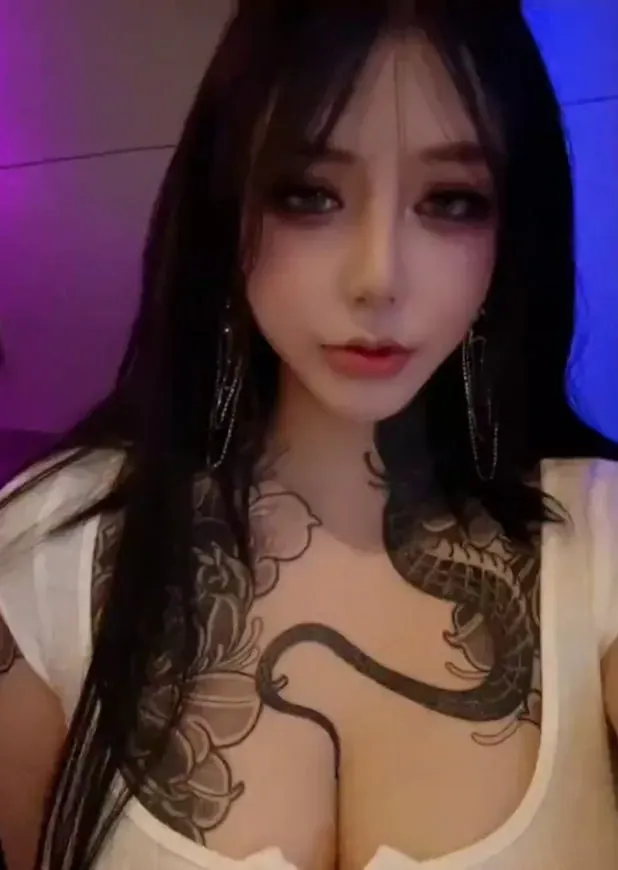 胸口大龙纹身美女自拍，白上衣性感展示