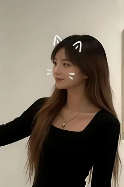 长发女孩黑上衣自拍，猫耳滤镜甜美笑容，优雅自然气质