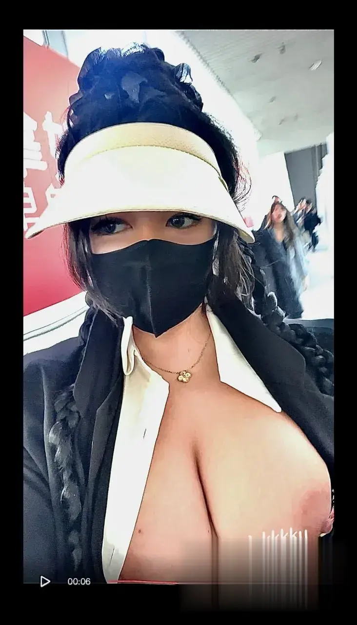 口罩深沟爆乳公然露