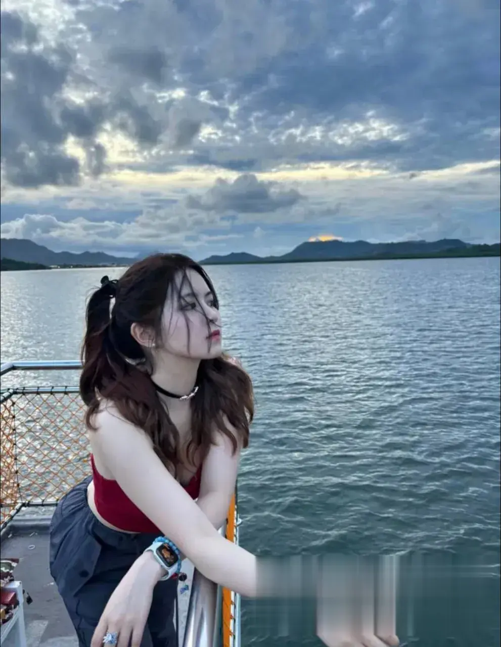 船上红衣风中撩发 野性诱惑