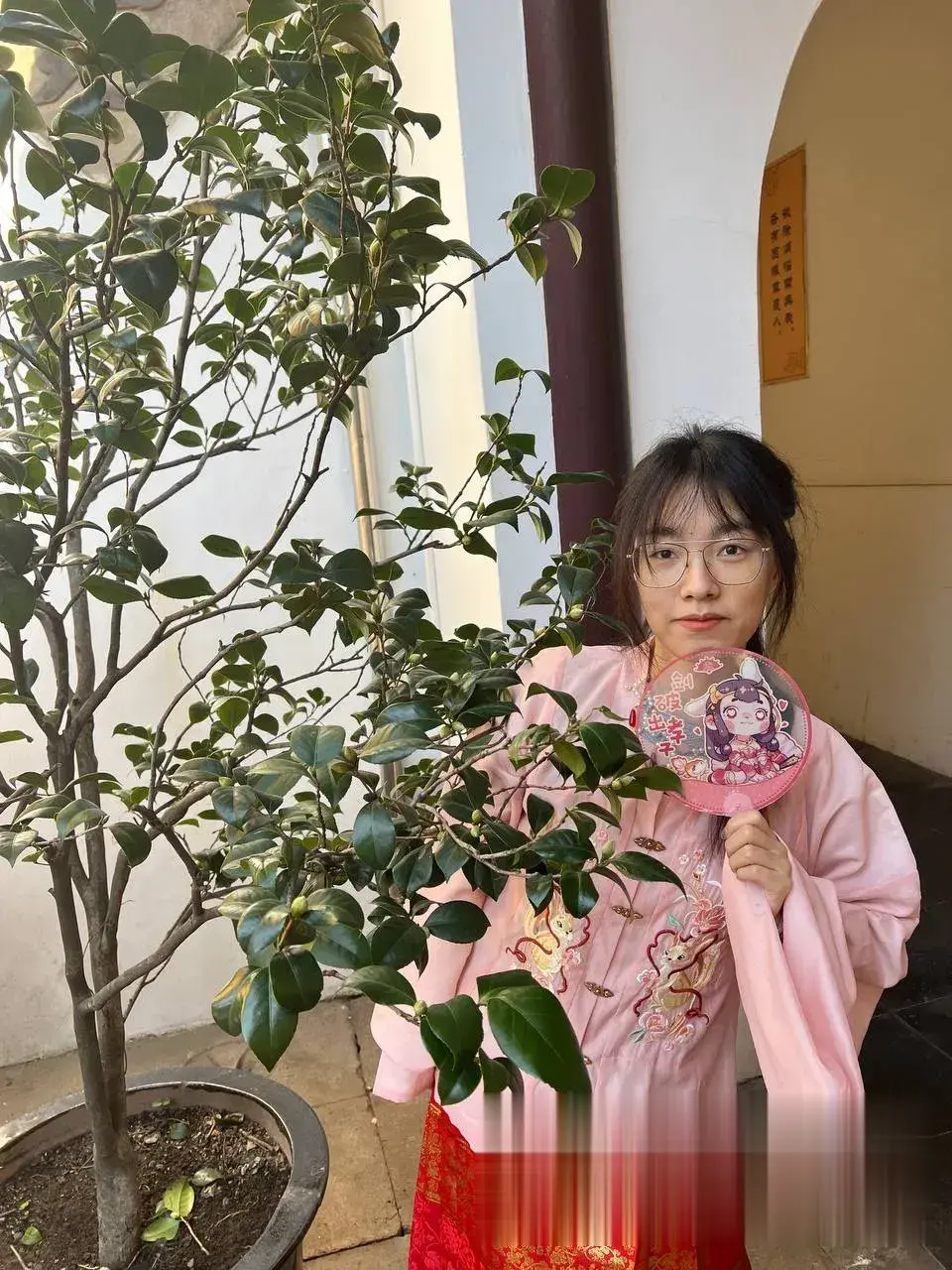 绿植旁粉衣持扇娇羞诱 绿植旁粉衣持扇娇羞诱