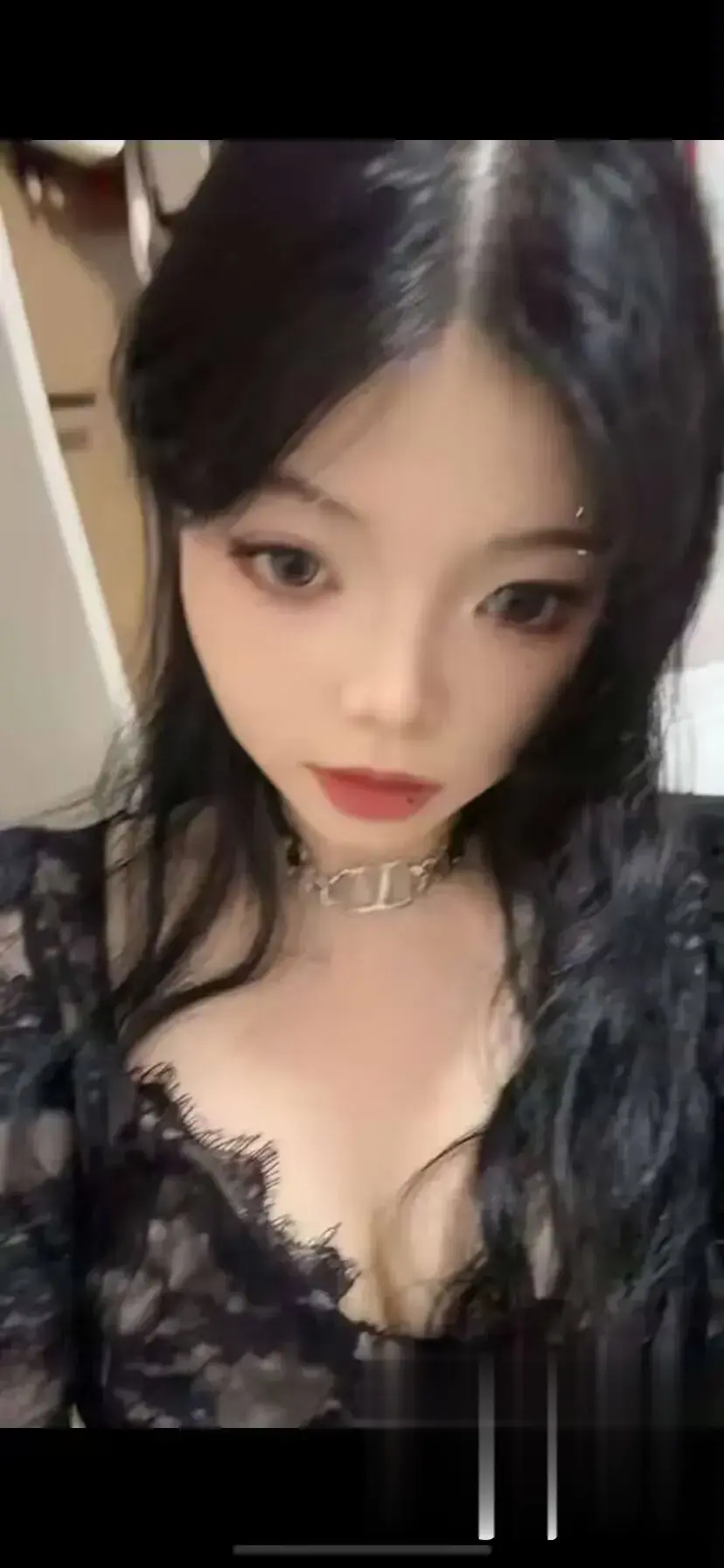黑蕾丝深V美乳露沟诱惑