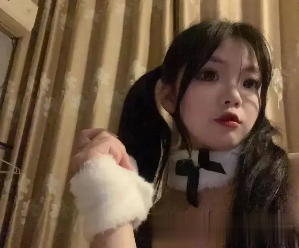 双马尾毛绒袖口小骚货