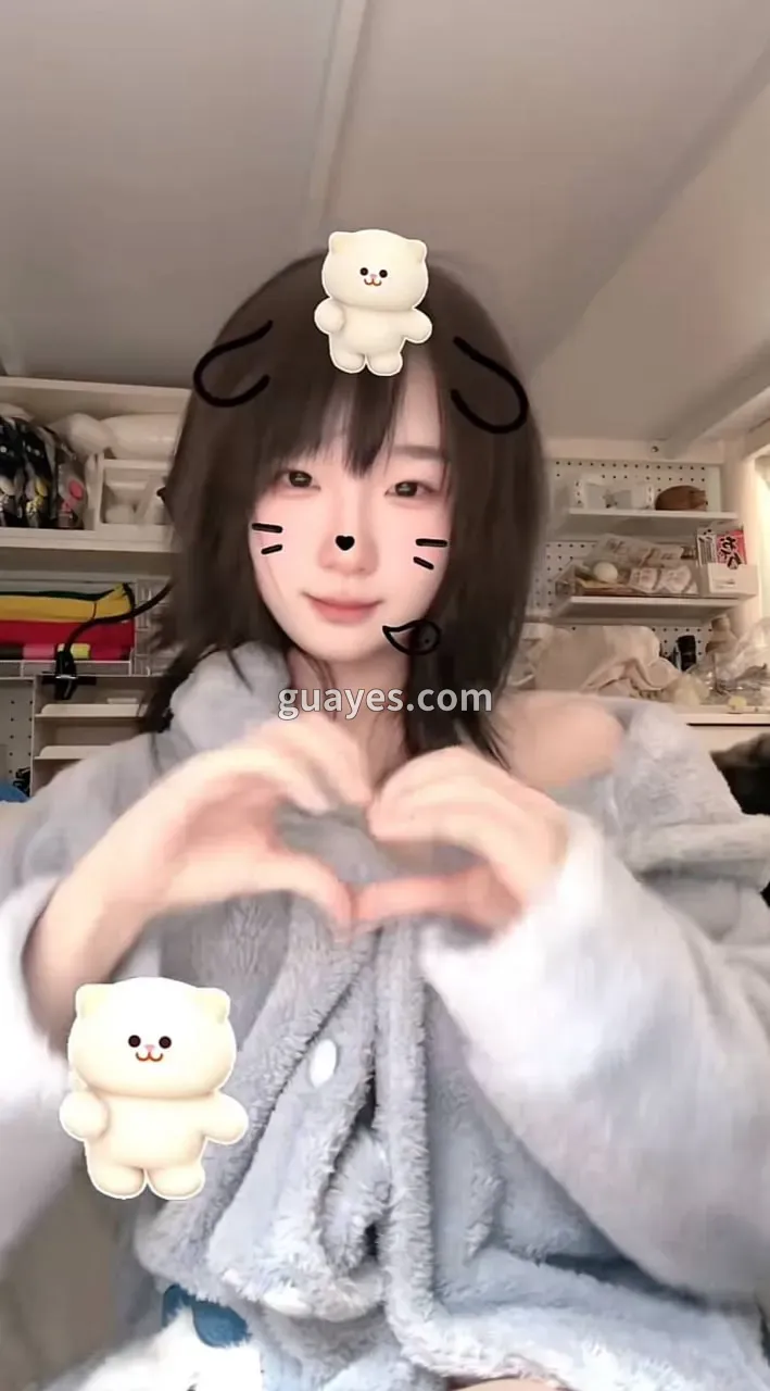短发美女冻梨猫耳比心自拍，毛绒外套反差诱惑