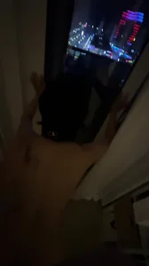 体制内人妻在落地窗前大胆秀，阳光下的真实模样