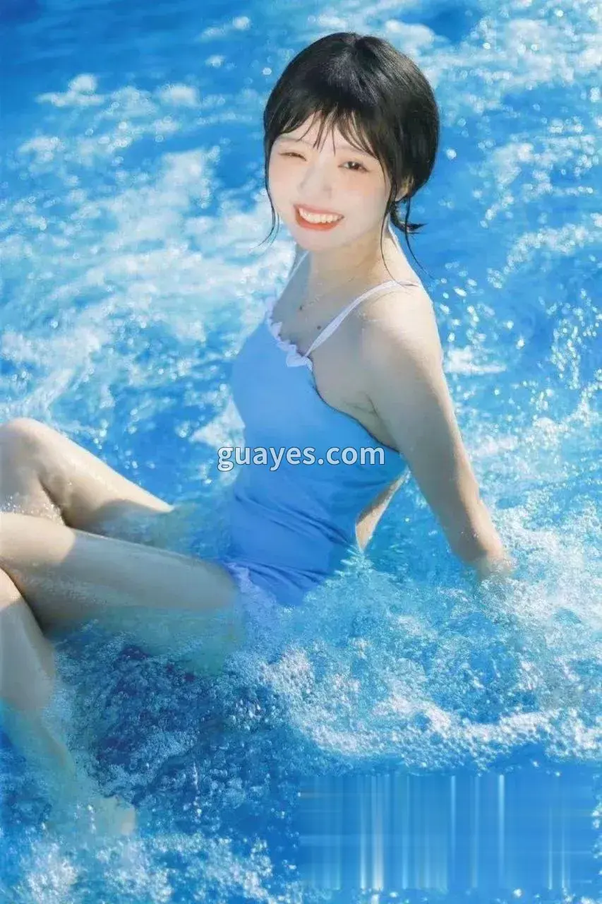 短发妹李秋玥湿身泳池后被闺蜜玩到崩溃