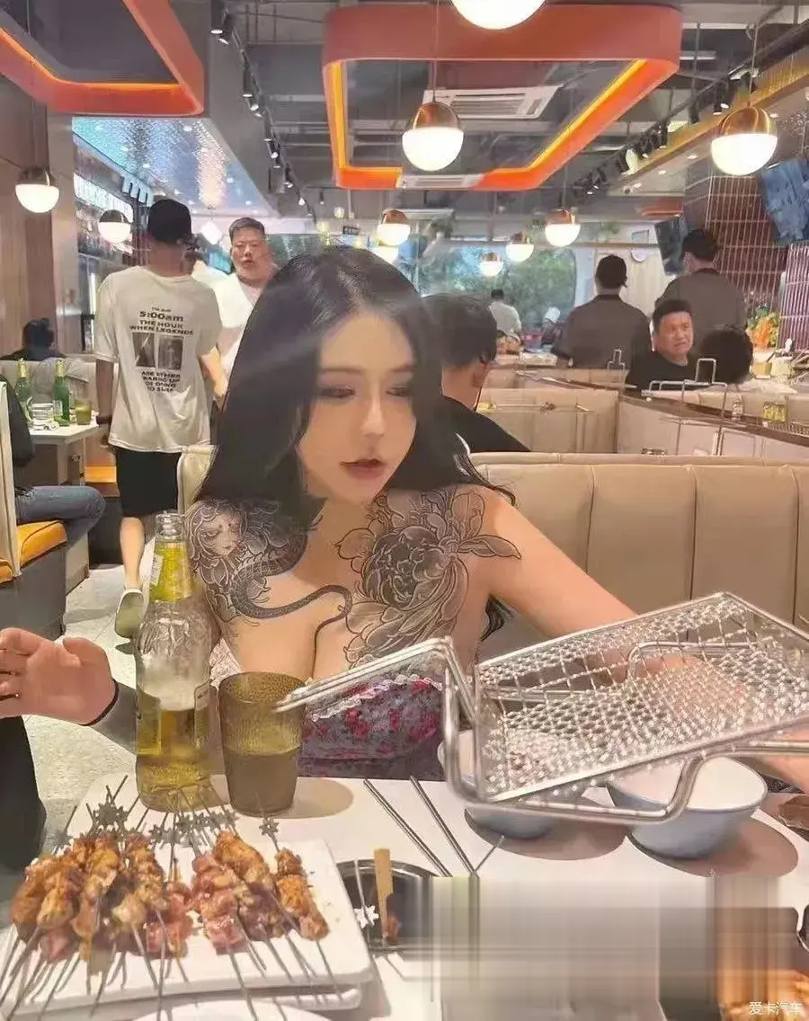 纹身美女火锅店吃串，大龙花纹身抢镜