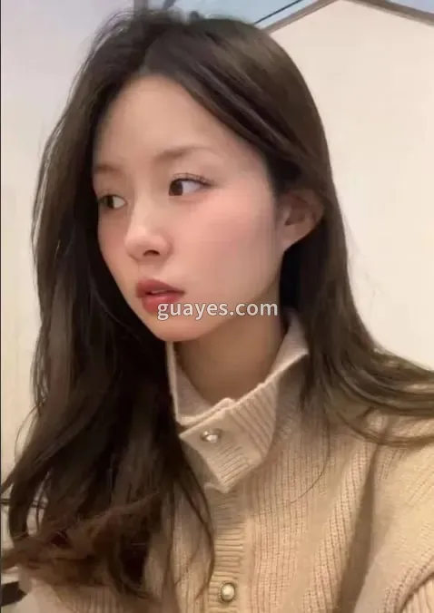 米色毛衣女孩室内侧颜自拍，长发微卷眼神自然，温婉气质清新动人