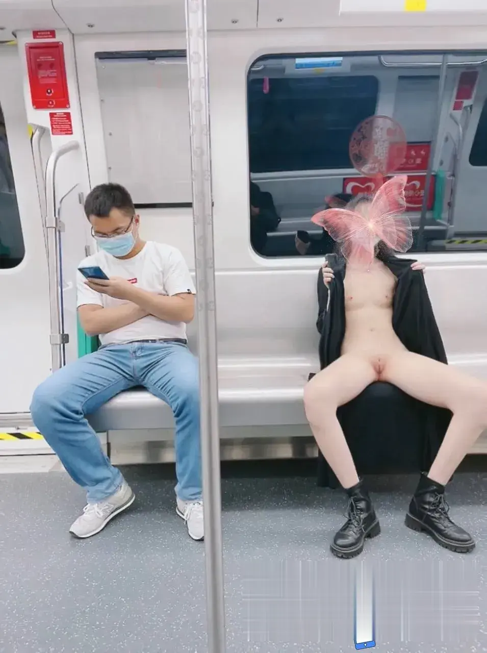 地铁真空全裸开腿 地铁真空全裸开腿