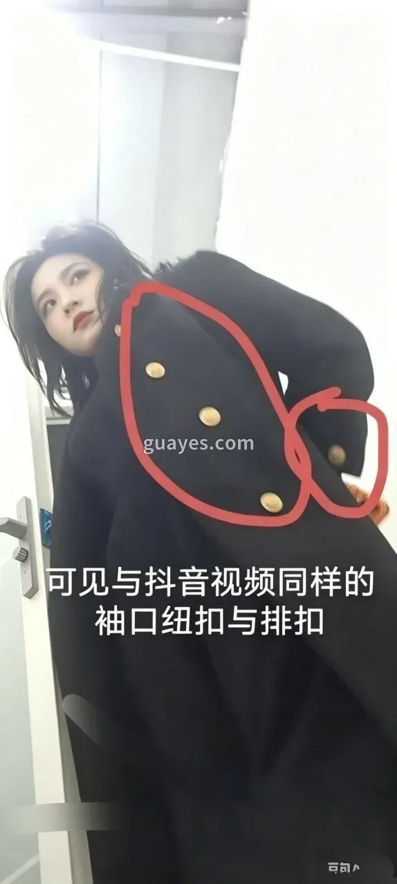 红围巾黑大衣美女正脸诱惑自拍，红圈标注大衣排扣细节，性感红唇与冷艳气场欲望爆棚