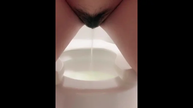 办公室里的尿尿刺激：真实记录隐秘瞬间