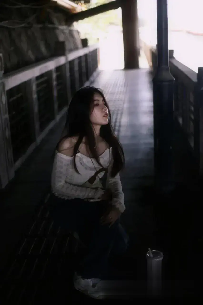 暗巷蹲姿露肩 勾人欲火