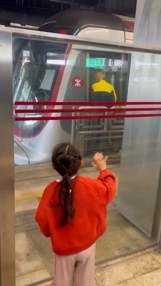 港铁女车长与小女孩互动