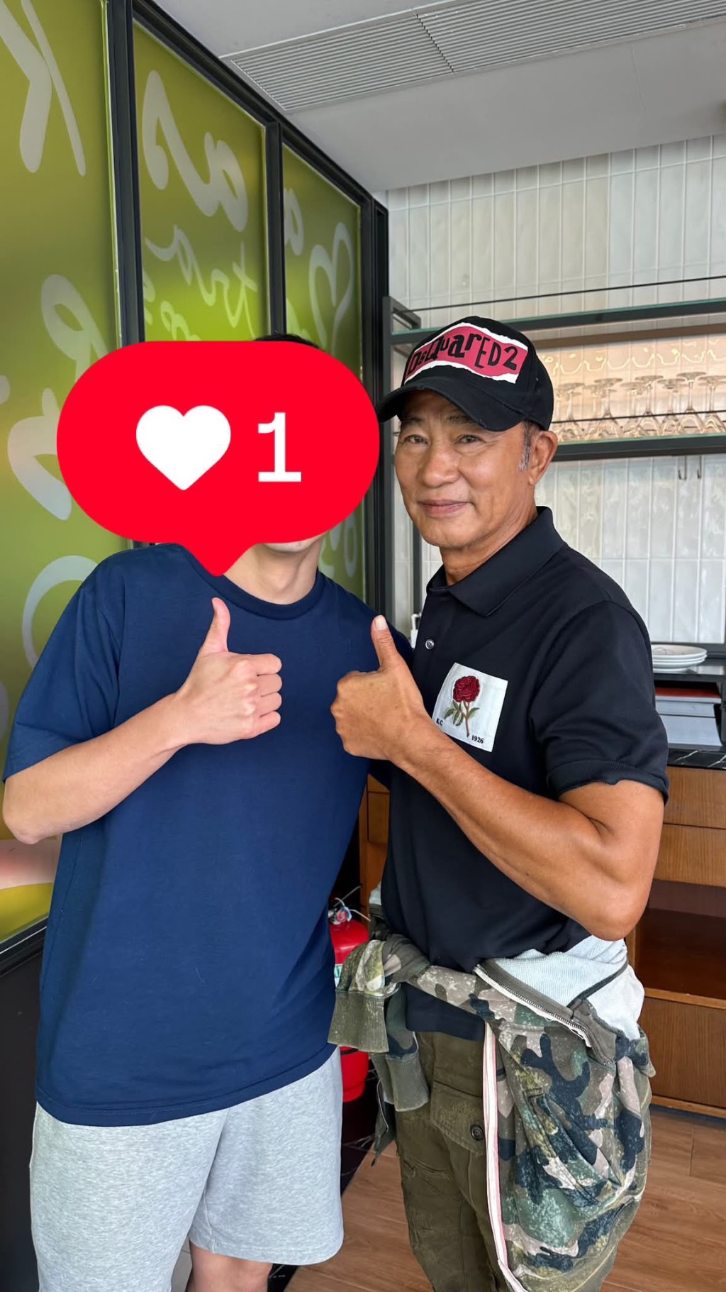 任达华在停车场主动向粉丝打招呼
