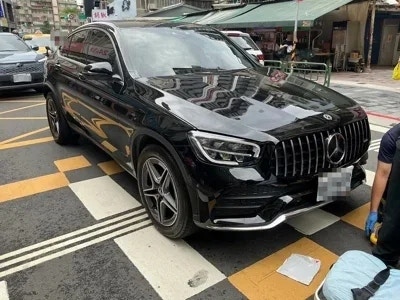 台北师大路车祸现场画面，行人穿越道上可见事故痕迹