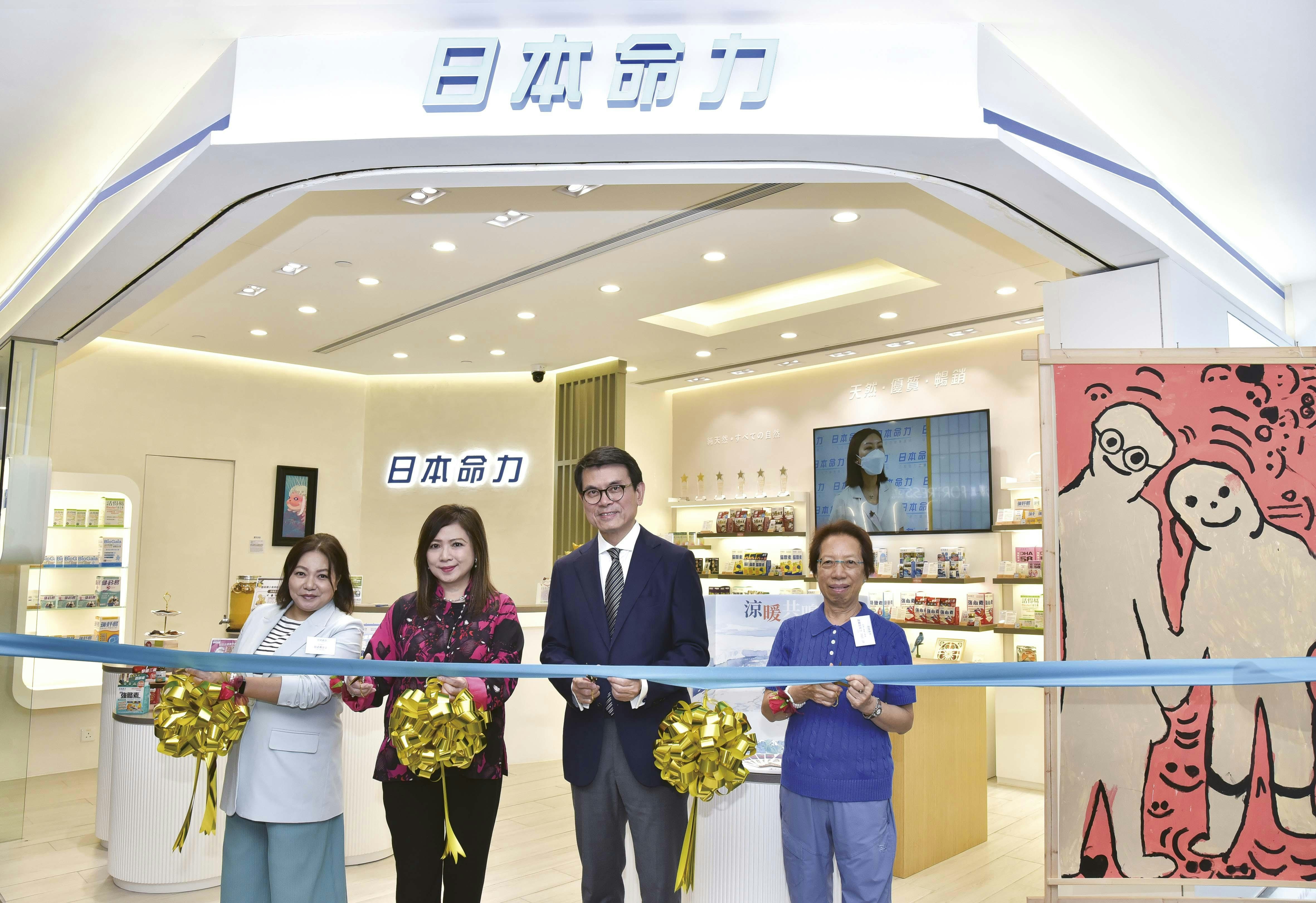 一众嘉宾主持剪彩仪式，为活动添色彩（左起：胡孟青、连舜香、邱腾华, GBS, JP、温丽友, BBS, JP）