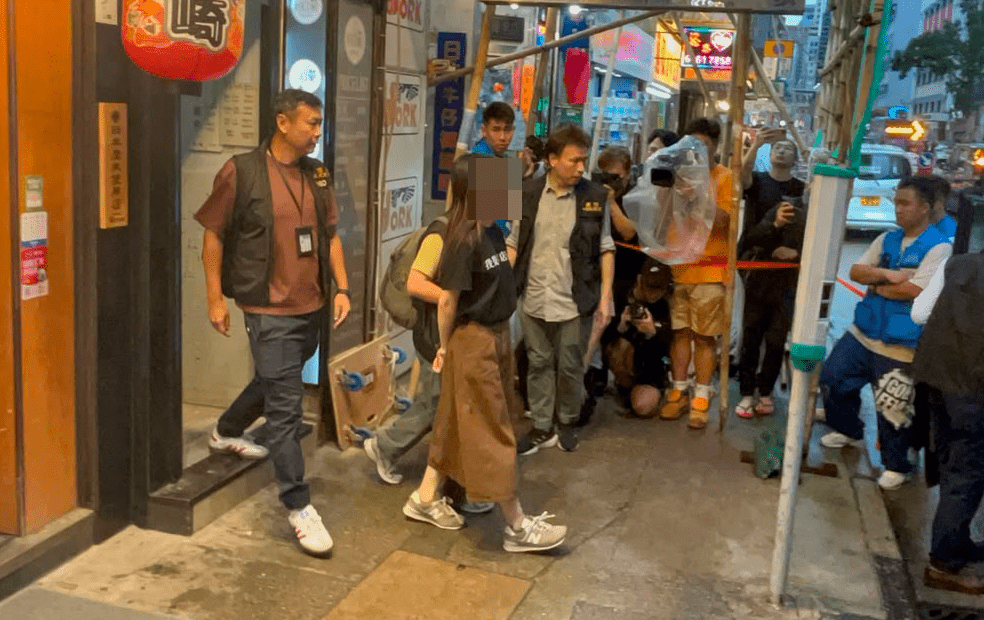 警员从留下书舍带走一名女性嫌疑人