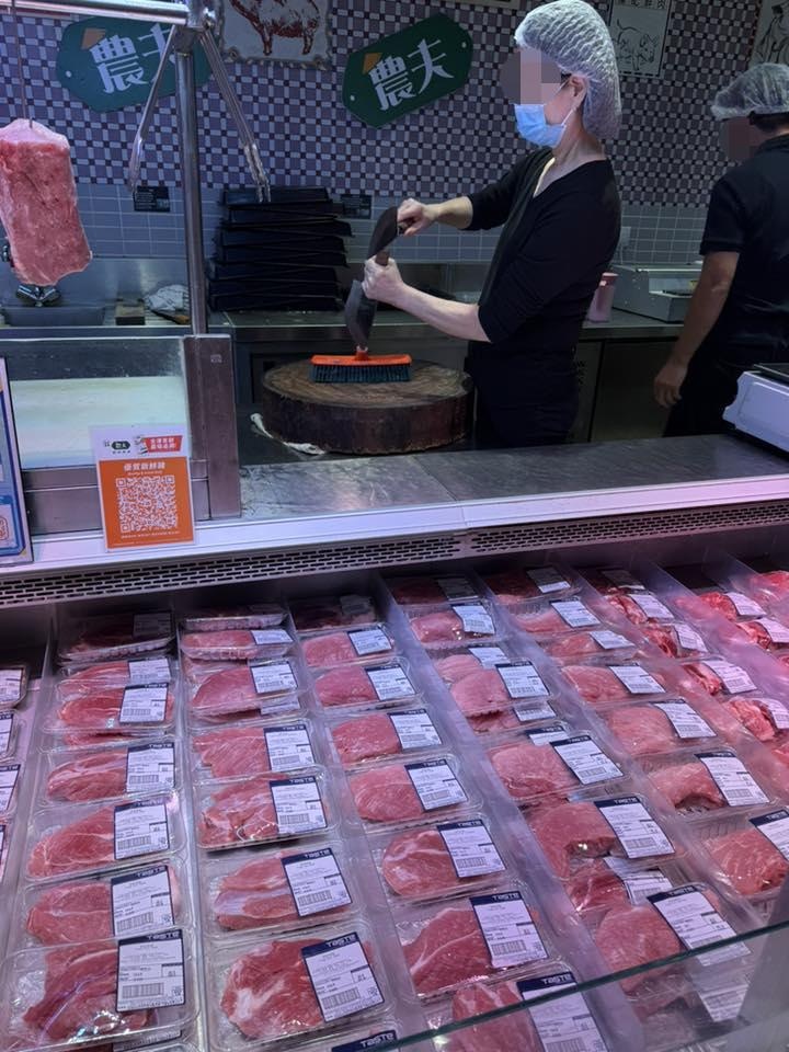 TASTE超市员工用切肉刀处理扫帚头