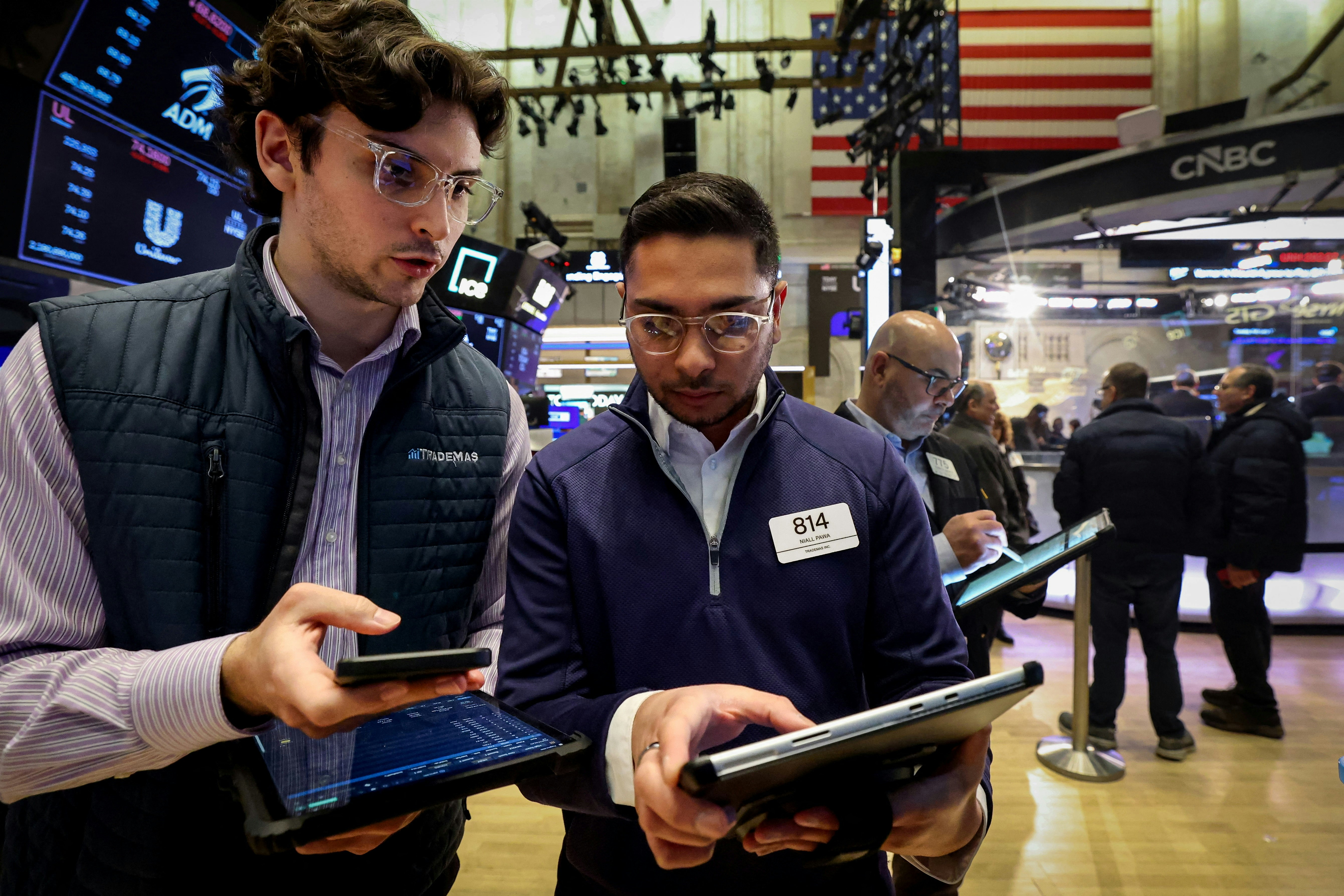 2026年2月17日，交易员在美国纽约证券交易所（NYSE）交易大厅工作。（Reuters）