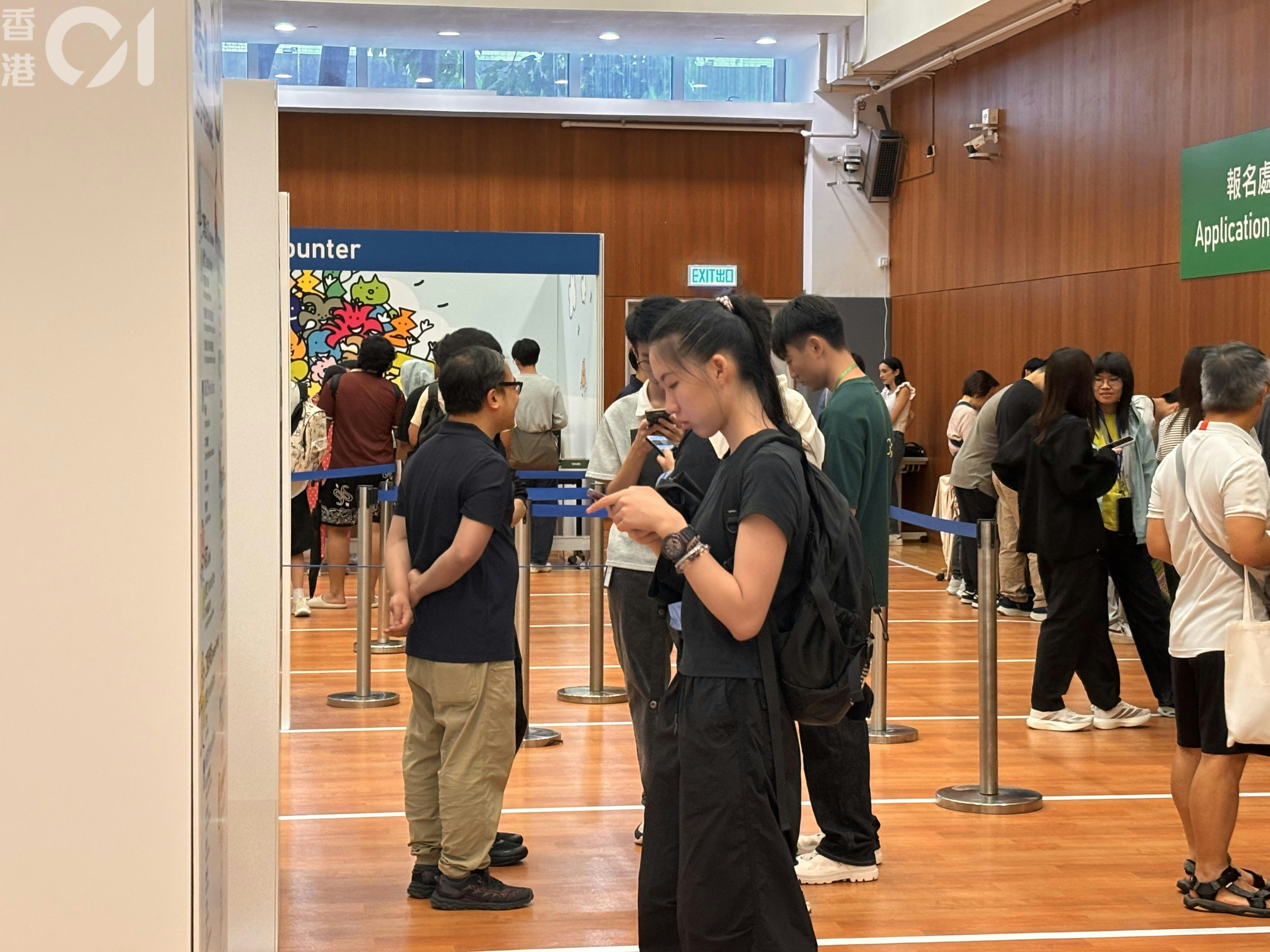 DSE放榜日，HKU SPACE附属学院咨询处挤满了解升学资讯的考生与家长
