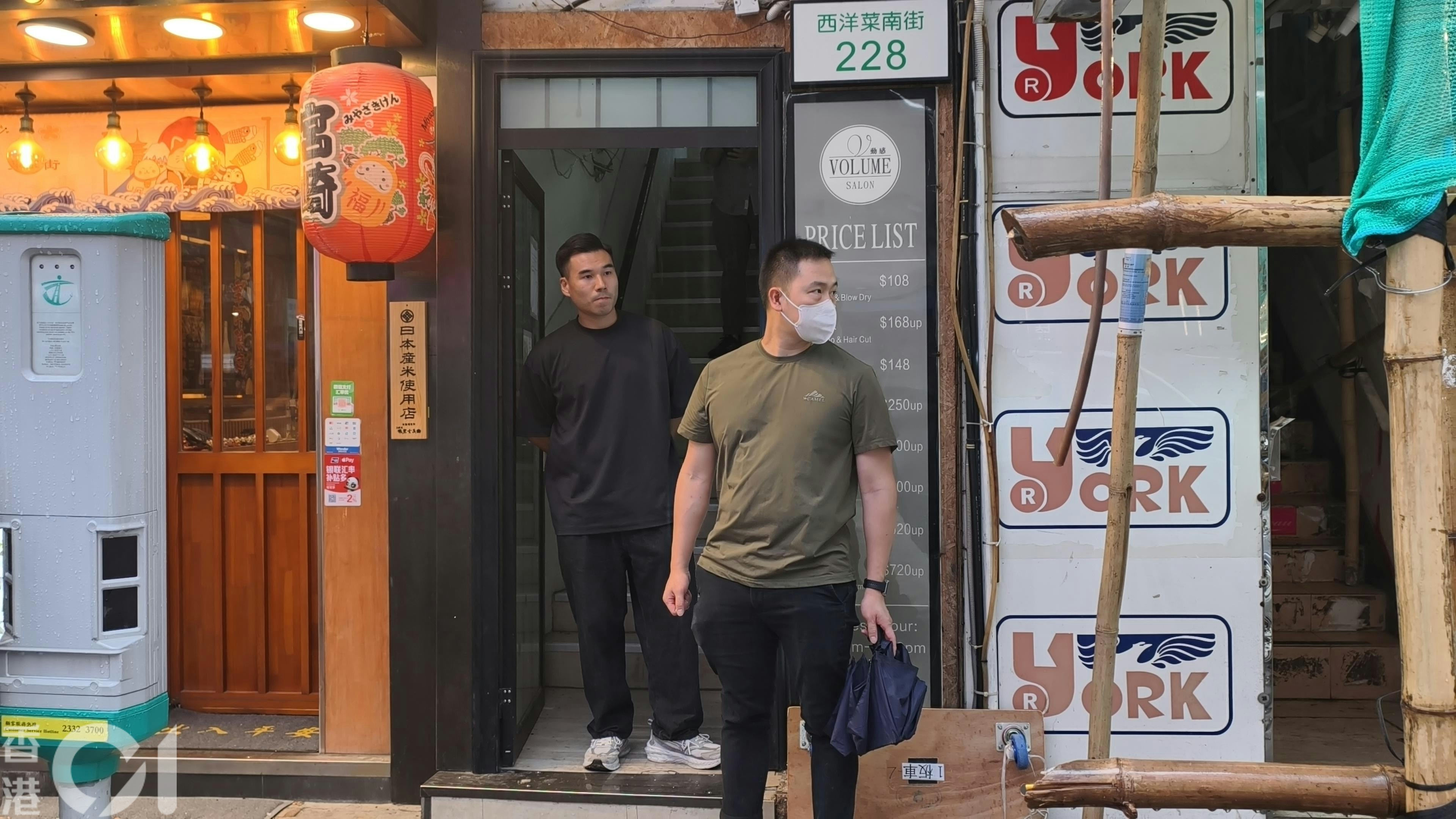 警方人员于书店内进行调查