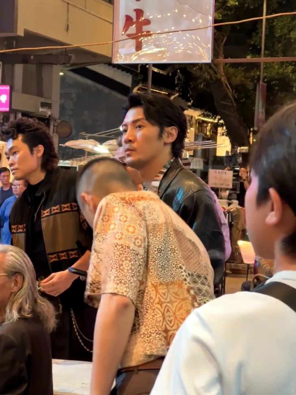 剧组在庙街开工