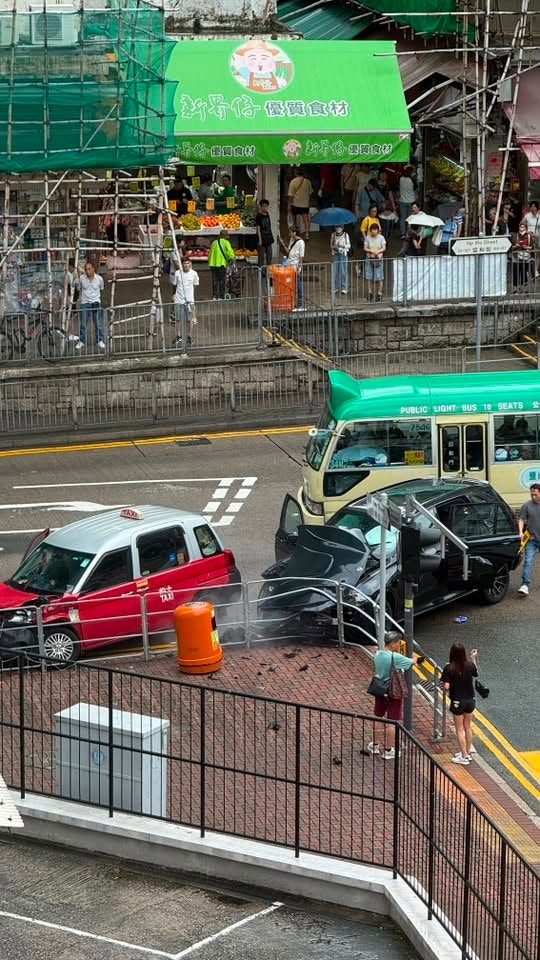 观塘协和街交通事故现场:的士与私家车同时撞向铁栏