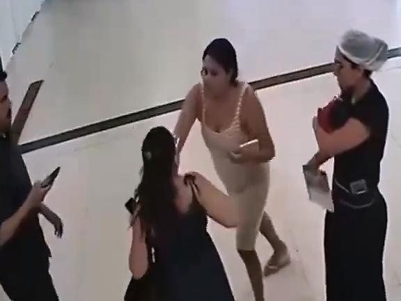 医院监控拍摄到嫌疑人罗查携带婴儿的影像证据