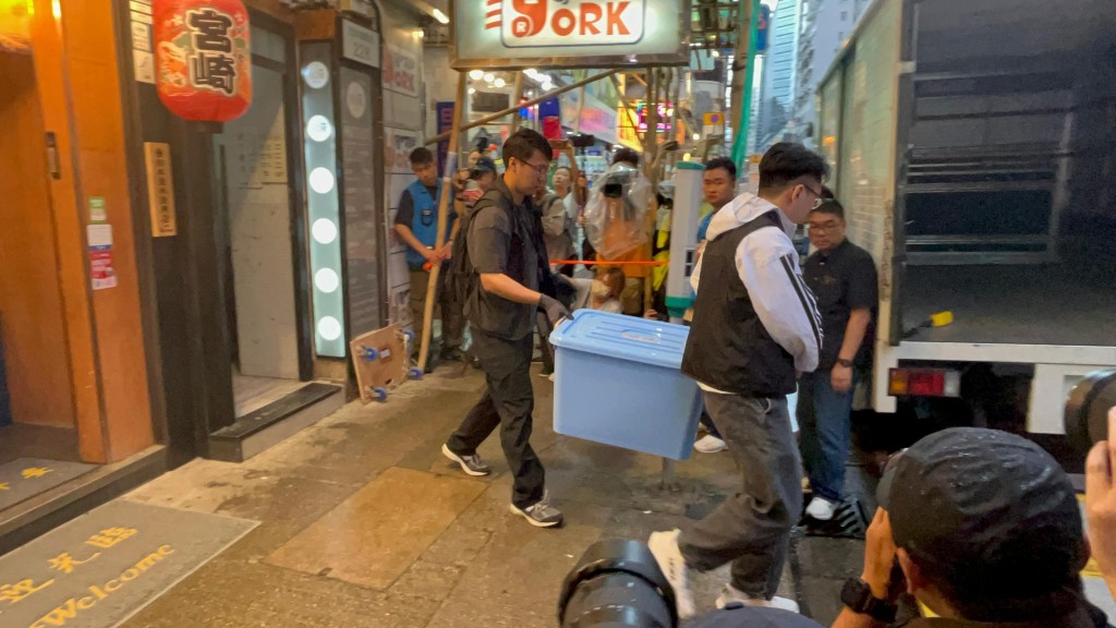 调查人员搬运查获的证物箱