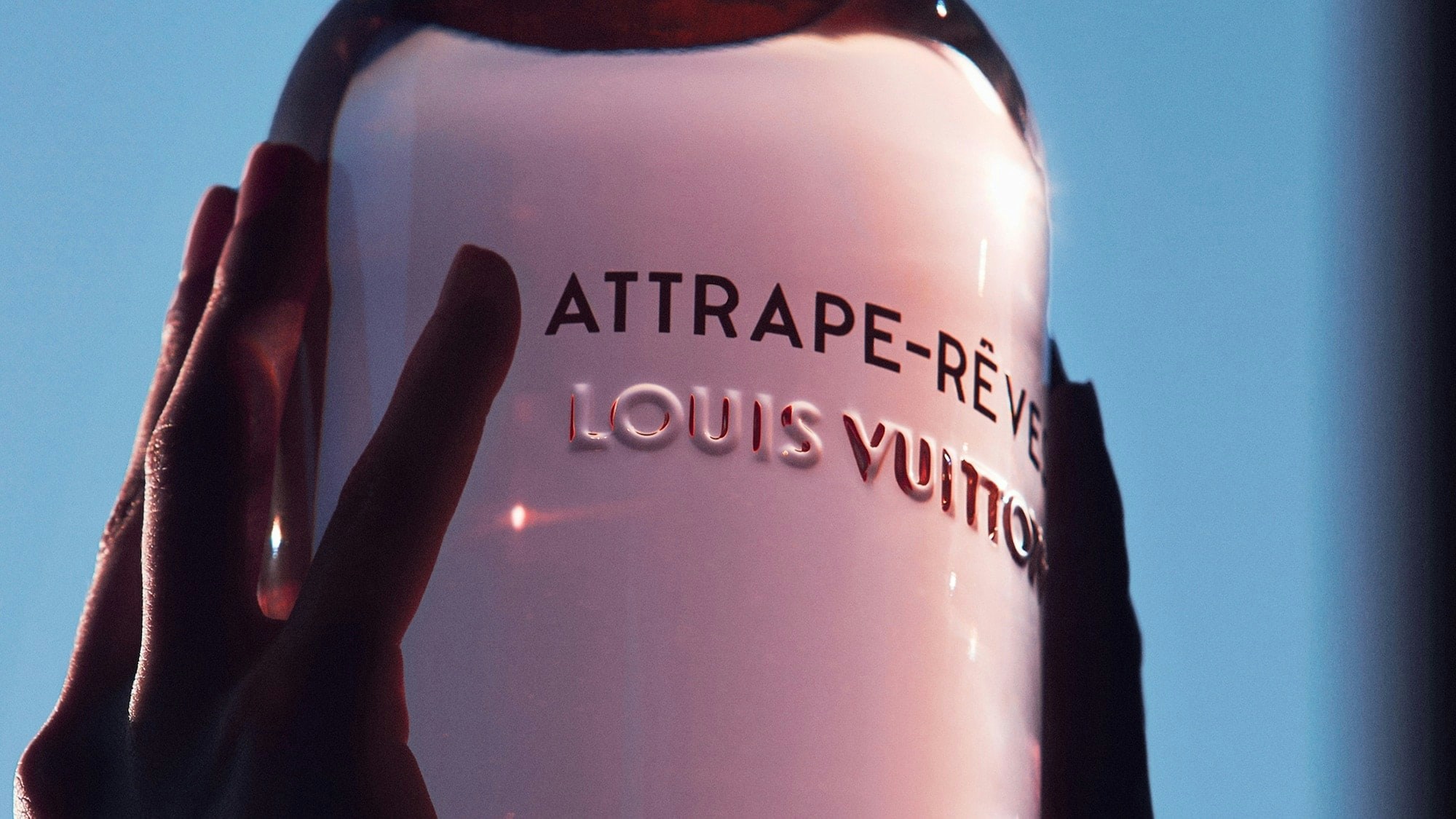 LV申请的“ATTRAPE-REVES”商标，法院认为该商标与在先注册的中文商标“追梦”在文字构成、呼叫发音等方面差别较大，判决撤销相关驳回复审决定。（ Louis Vuitton官网）