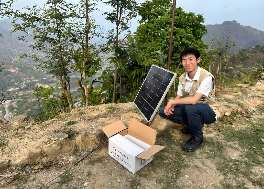 Amos Cheng在云南山区安装太阳能设备