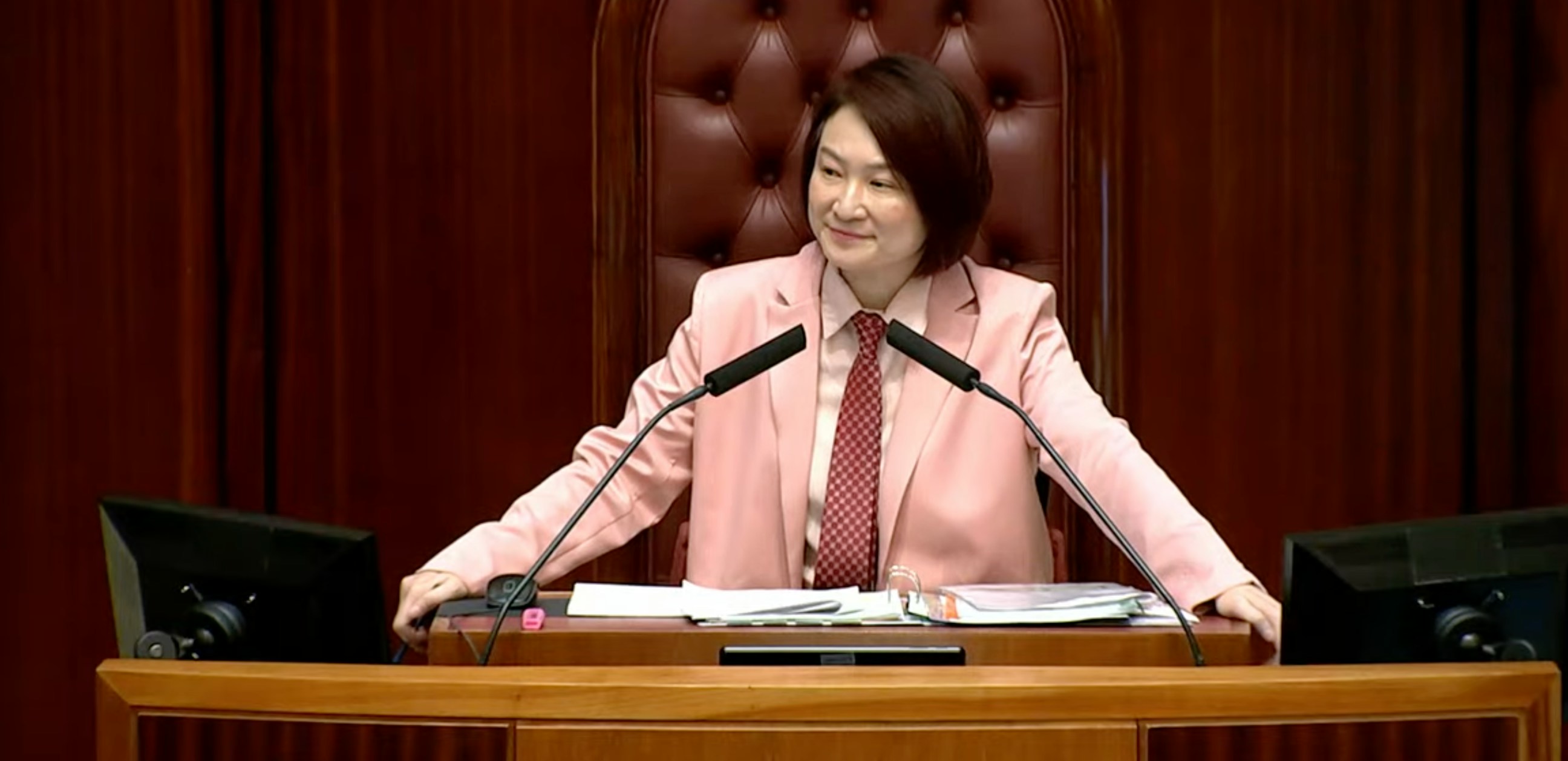 立法会主席李慧琼佩戴新设计的立法会领带主持大会