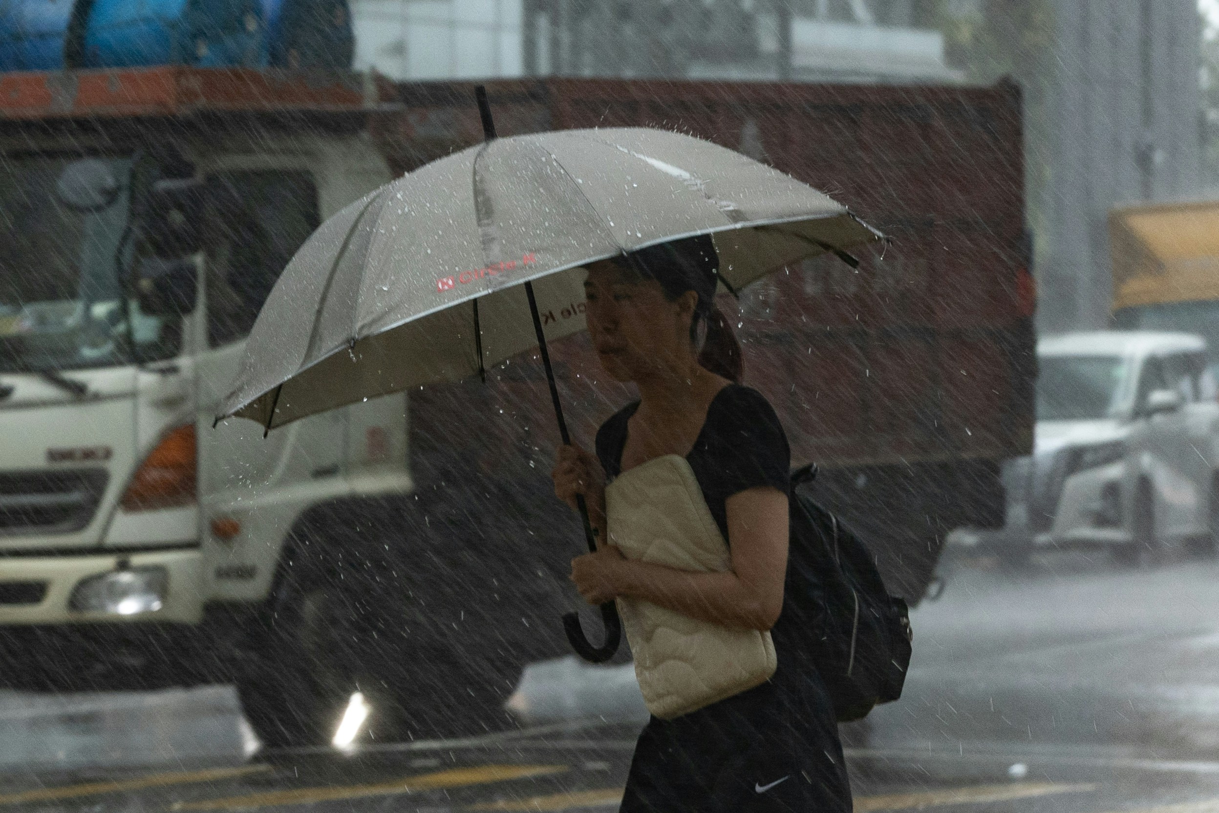 市民在暴雨中出行