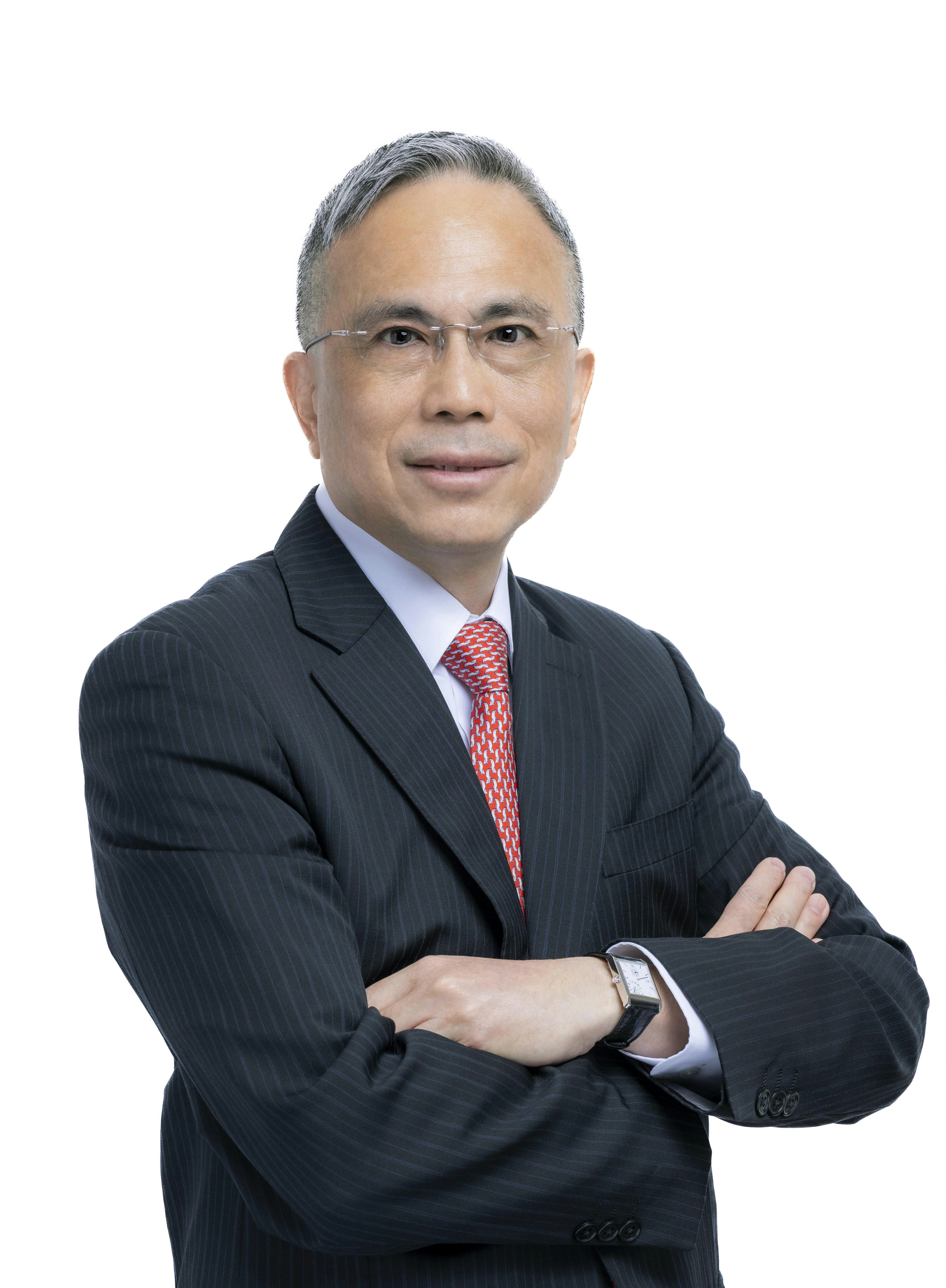 李泽钜在2018年父亲李嘉诚退休后,接管了家族企业。