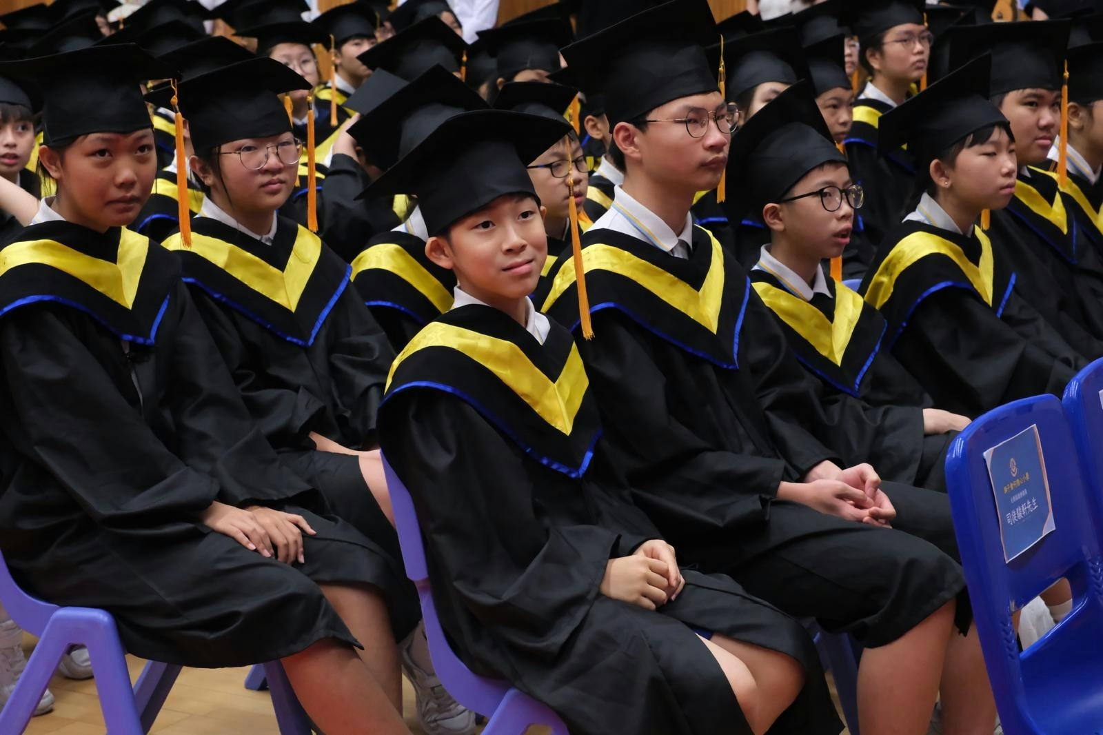 洪健钊与同学互动照片