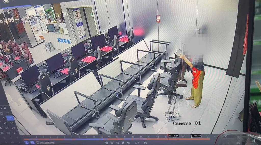 监控显示清洁人员推动座椅瞬间
