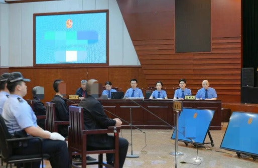 犯罪嫌疑人王某某等人出庭受审现场