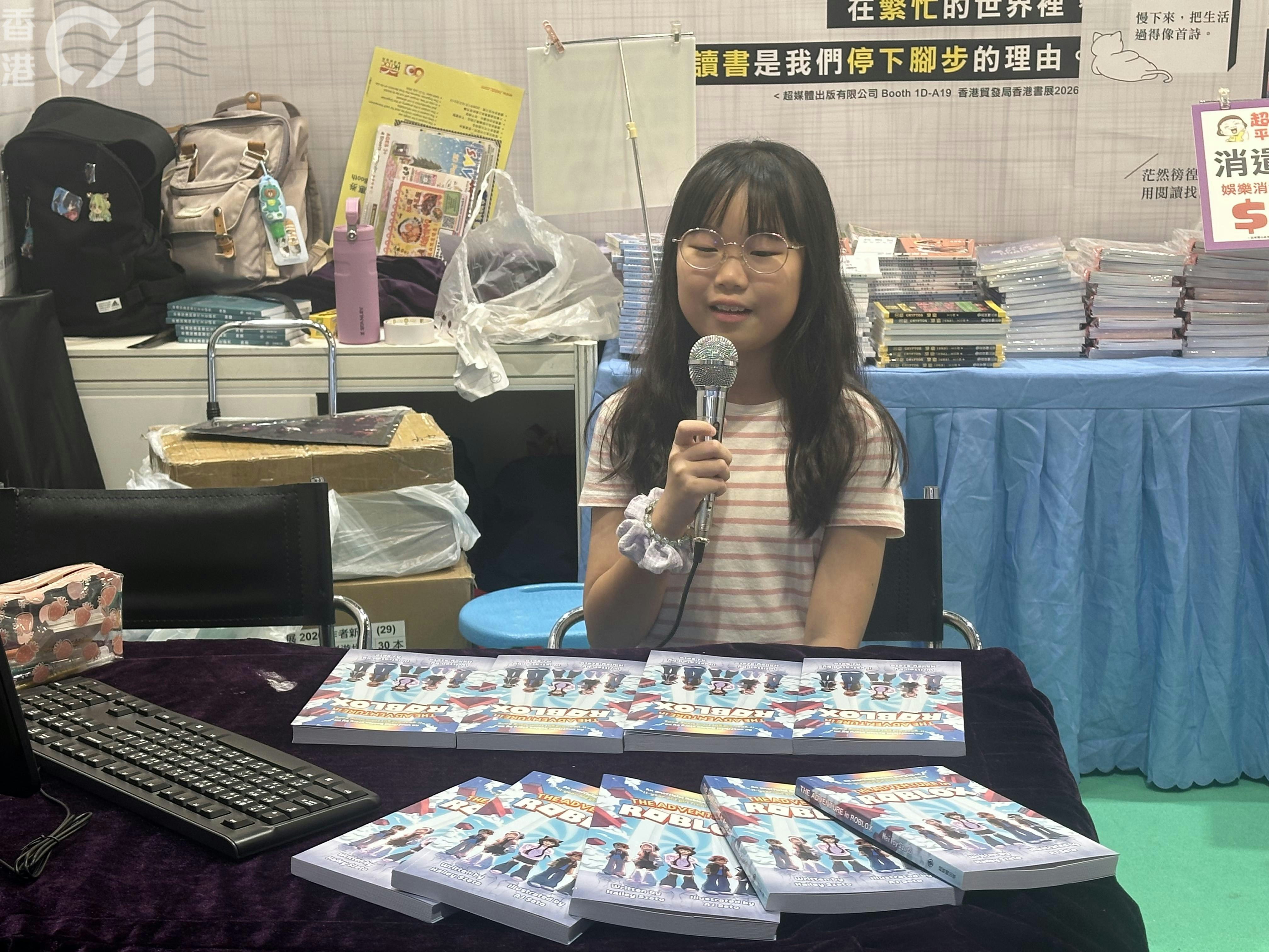 司徒晞怡展示其创作的英文冒险小说