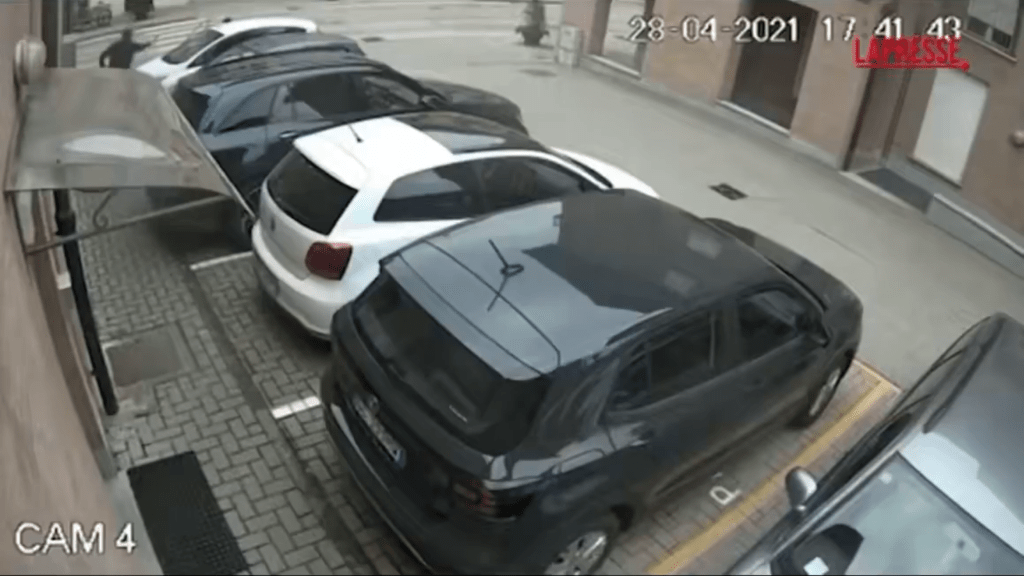 罗杰罗举枪