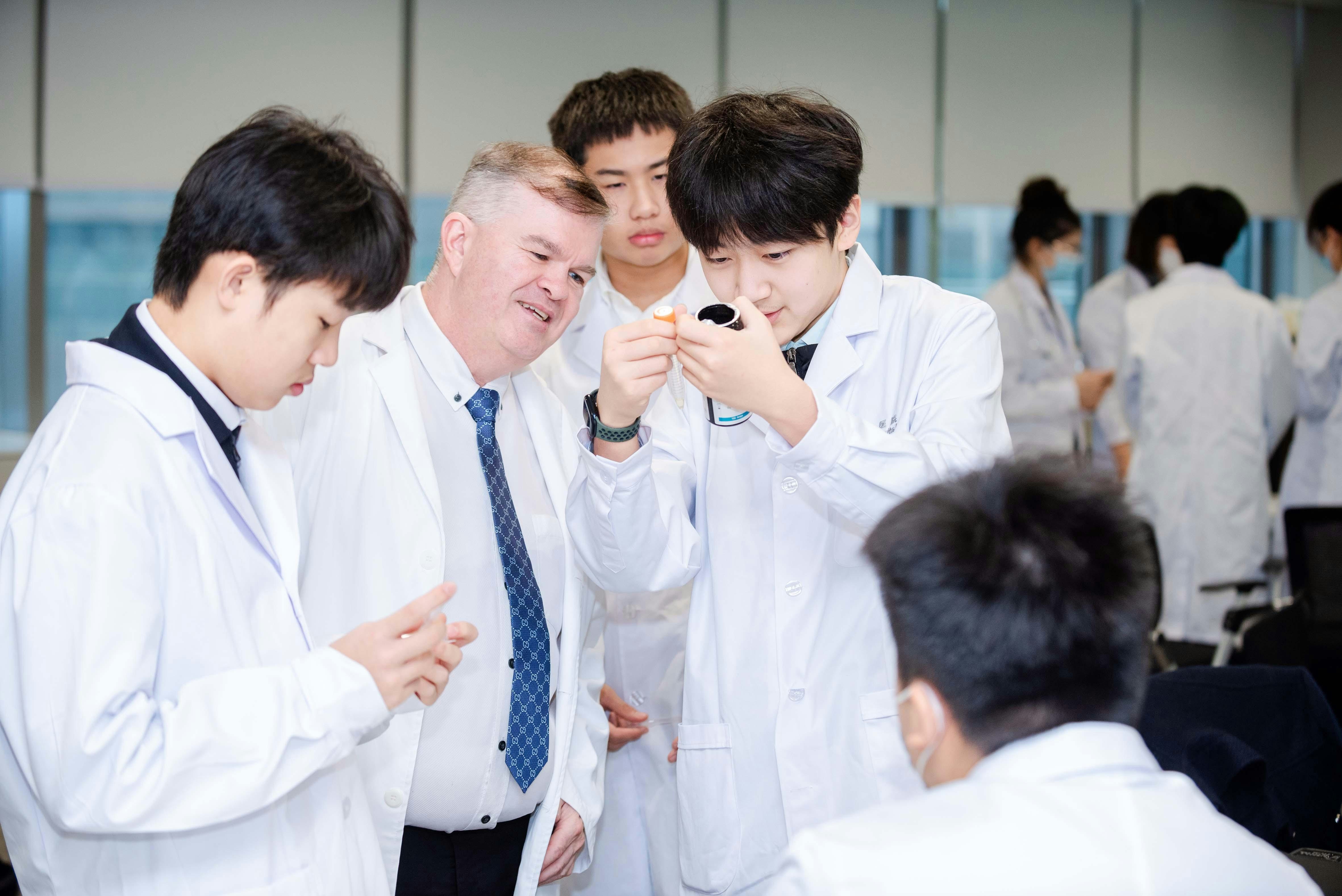 学生在苏州研究院进行实验