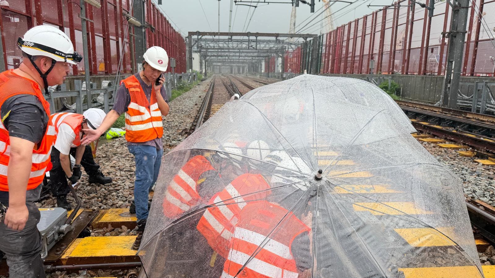 港铁工程人员冒雨抢修故障信号设备