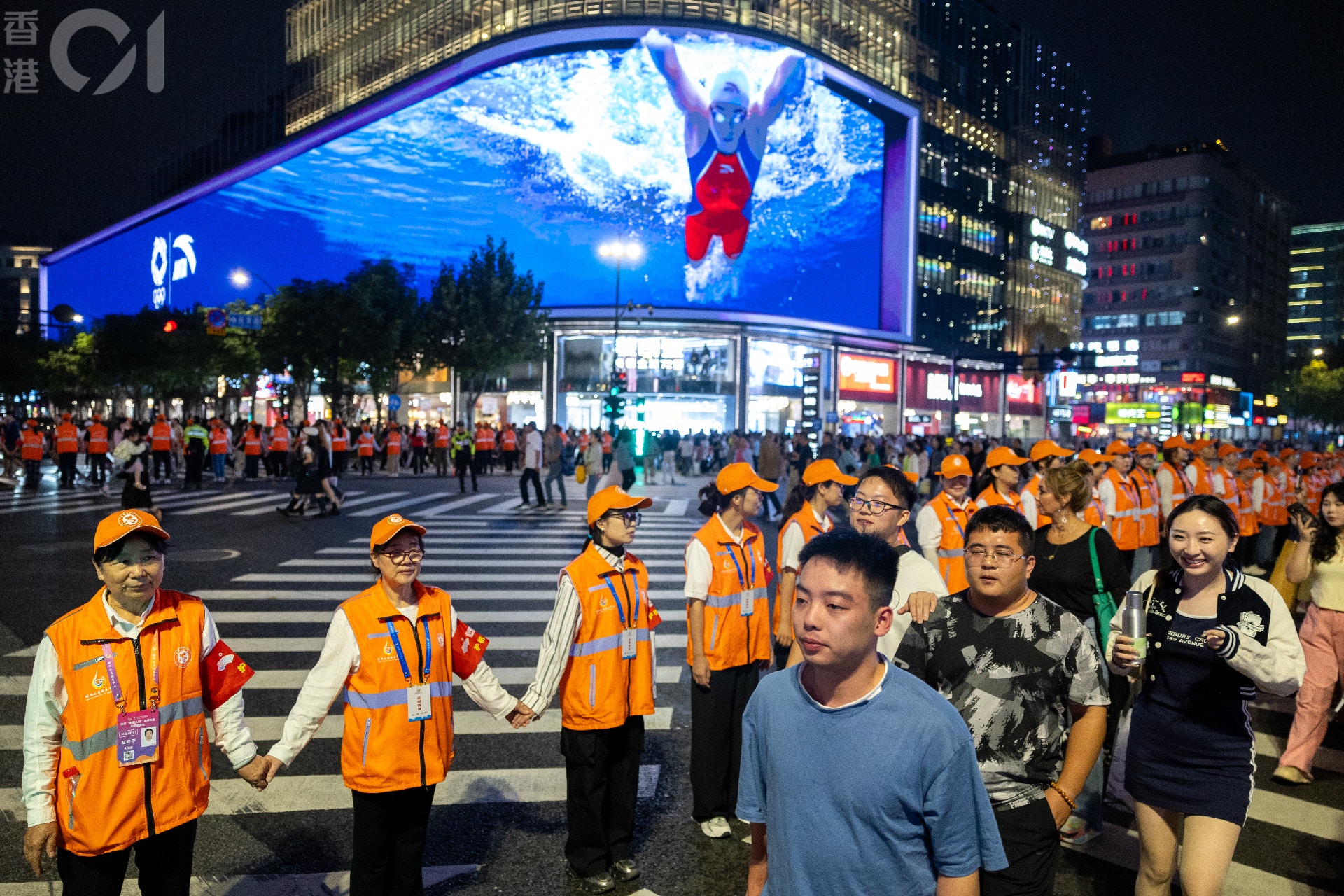 杭州亚运开幕当日,西湖闹市附近有交通管制