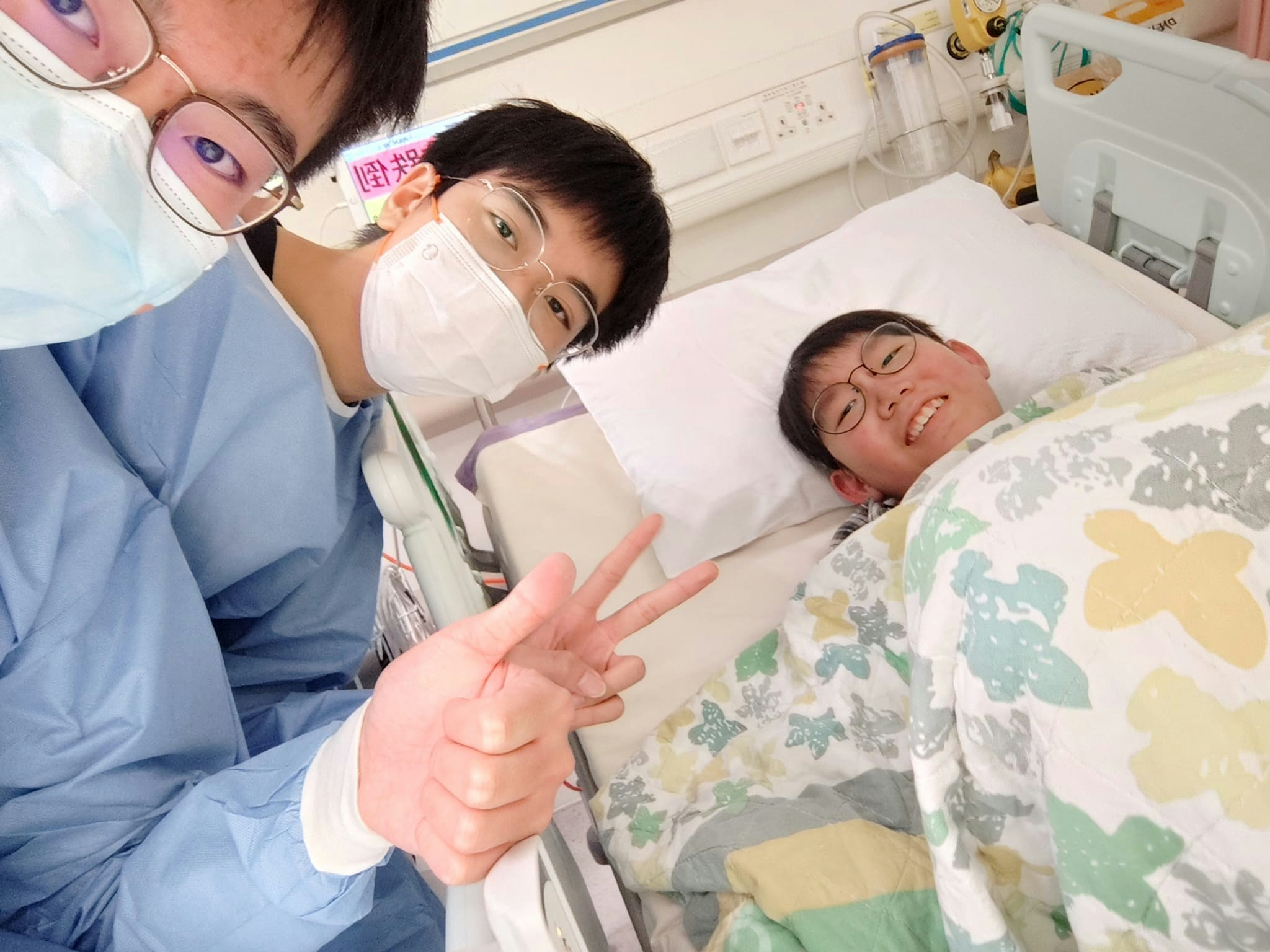 同学们穿着防护服到医院看望玮乐