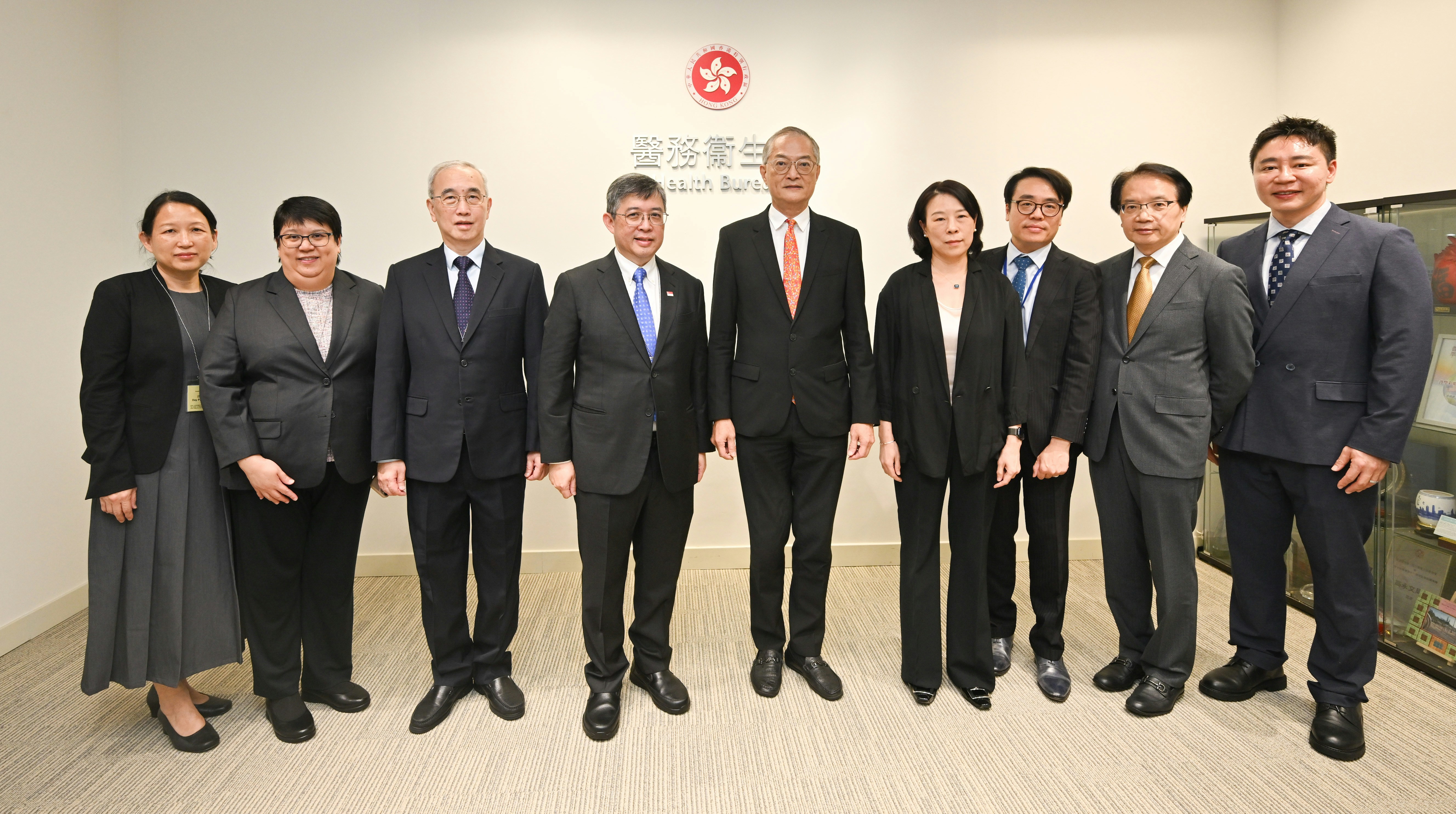 卢宠茂会晤新加坡卫生部代表团 共商中医药国际化发展路径