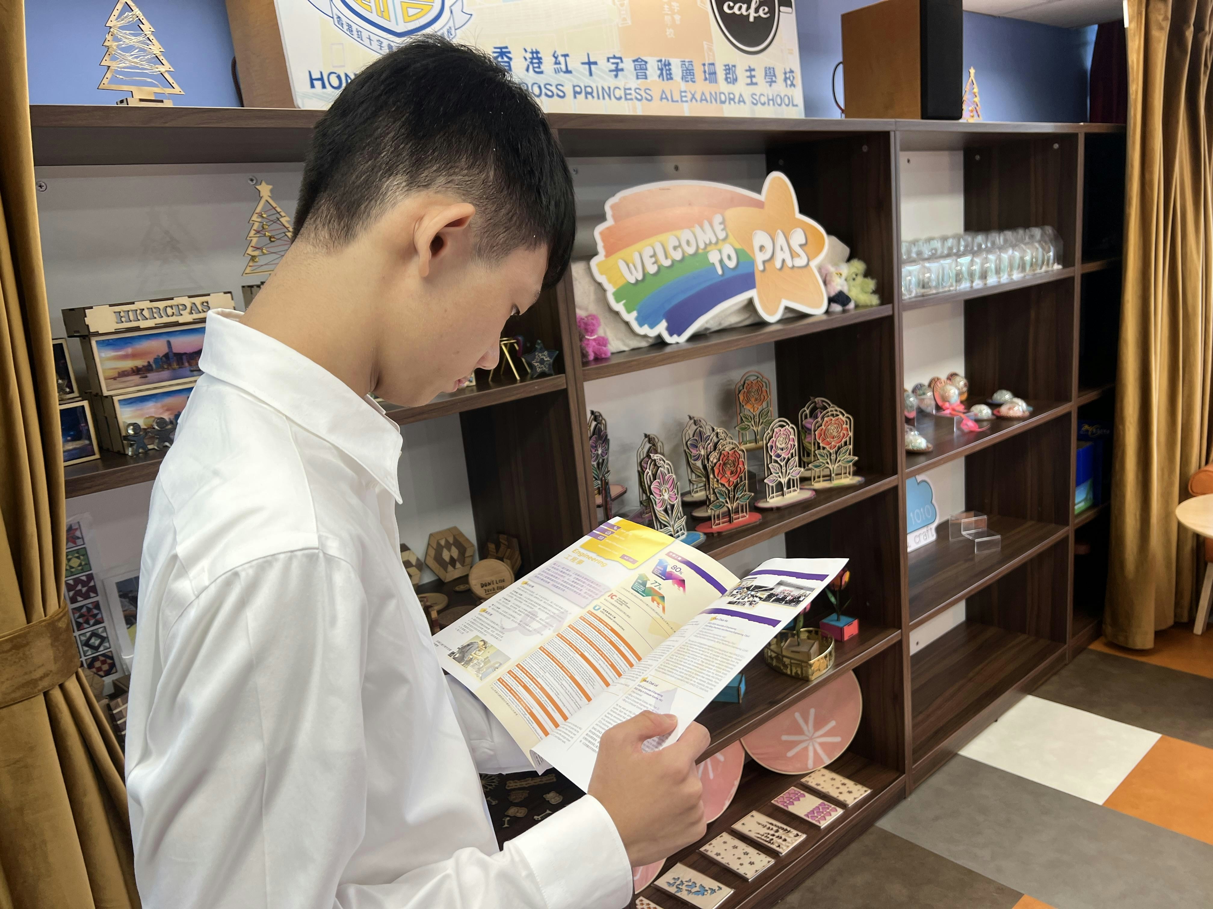 陈宇禧演示电脑辅助学习方式，展现工程制图能力