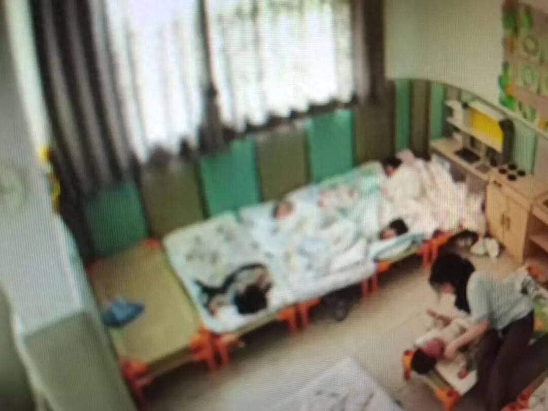 监控画面显示教师正在压制哭闹幼儿