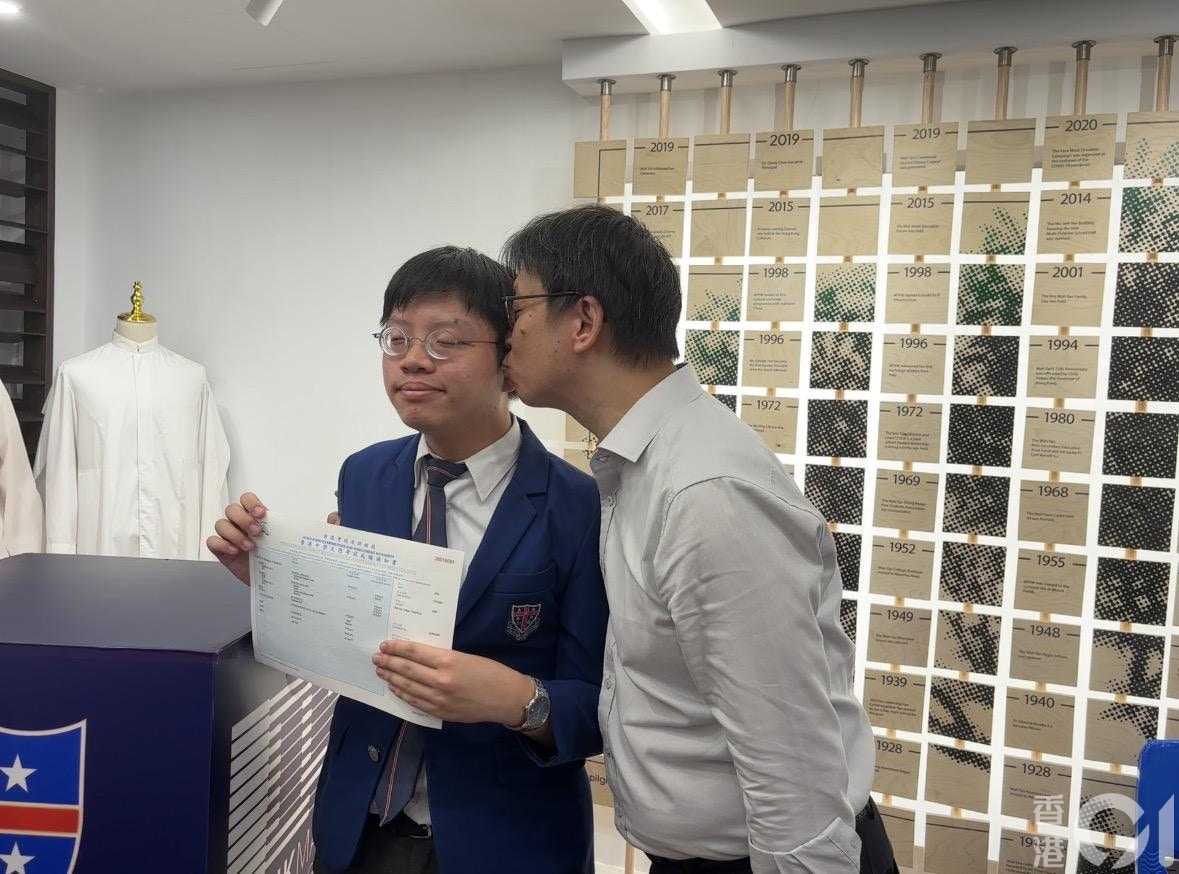 郑子弦与父亲庆祝放榜
