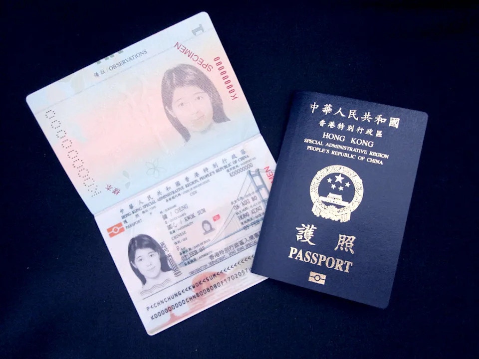 护照内页包含姓名、出生日期等重要信息