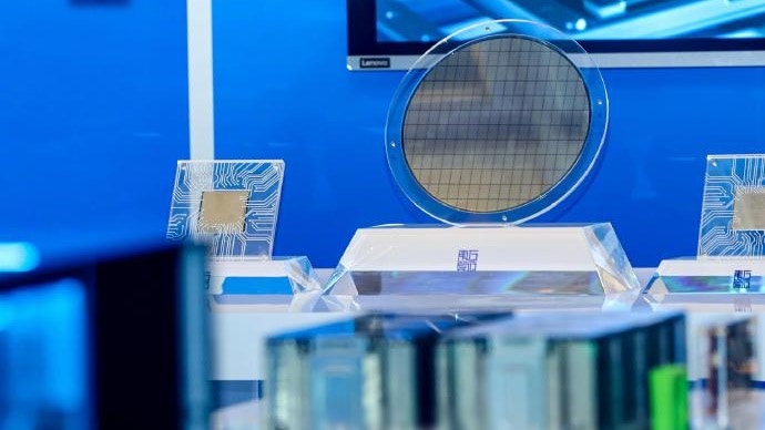 中国自研AI芯片实现架构突破｜每秒520万亿次浮点运算，三维近存计算技术亮相
